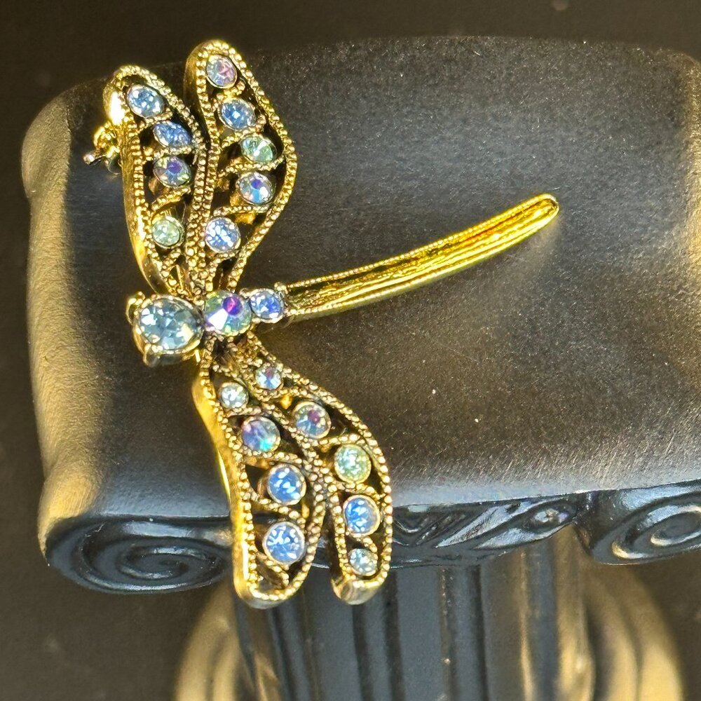 ✨ Vintage Gold-Tone Dragonfly Brooch with Blue Aurora Rhinestones – Elegant Inse